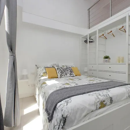 Castro Pretorio -1st Floor Of Historic Mansion With Lift, Comfortable, Baby Friendly, Bike Parking, Quiet And Guarded Area In Front Of Officers Headquarters 5 Minutes Walk From Termini Railway & Metro Station - Genuine Guest Care In 4 Lang Rom