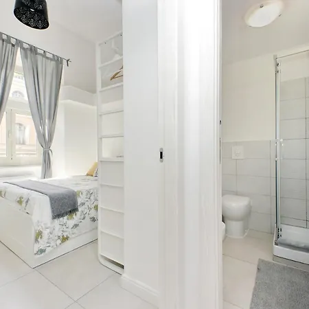 Castro Pretorio -1st Floor Of Historic Mansion With Lift, Comfortable, Baby Friendly, Bike Parking, Quiet And Guarded Area In Front Of Officers Headquarters 5 Minutes Walk From Termini Railway & Metro Station - Genuine Guest Care In 4 Lang Apartment