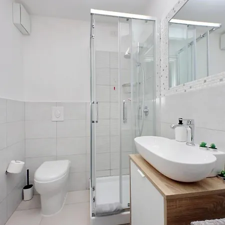 Castro Pretorio -1st Floor Of Historic Mansion With Lift, Comfortable, Baby Friendly, Bike Parking, Quiet And Guarded Area In Front Of Officers Headquarters 5 Minutes Walk From Termini Railway & Metro Station - Genuine Guest Care In 4 Lang Apartment