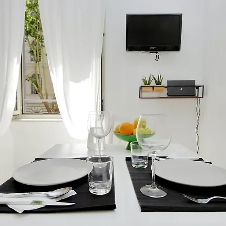 Castro Pretorio -1st Floor Of Historic Mansion With Lift, Comfortable, Baby Friendly, Bike Parking, Quiet And Guarded Area In Front Of Officers Headquarters 5 Minutes Walk From Termini Railway & Metro Station - Genuine Guest Care In 4 Lang