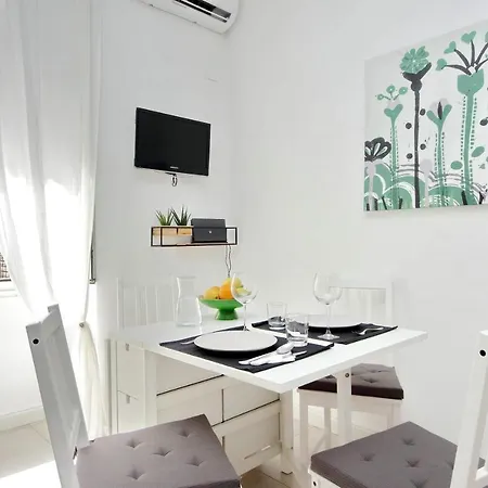 Castro Pretorio -1st Floor Of Historic Mansion With Lift, Comfortable, Baby Friendly, Bike Parking, Quiet And Guarded Area In Front Of Officers Headquarters 5 Minutes Walk From Termini Railway & Metro Station - Genuine Guest Care In 4 Lang * Rom