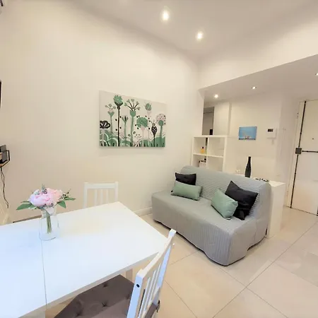 Apartment Castro Pretorio -1st Floor Of Historic Mansion With Lift, Comfortable, Baby Friendly, Bike Parking, Quiet And Guarded Area In Front Of Officers Headquarters 5 Minutes Walk From Termini Railway & Metro Station - Genuine Guest Care In 4 Lang