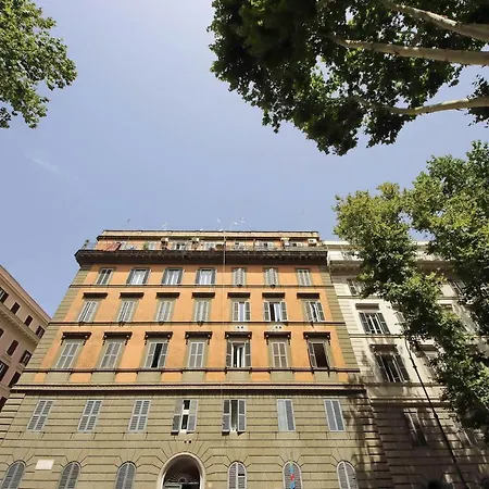 Castro Pretorio -1st Floor Of Historic Mansion With Lift, Comfortable, Baby Friendly, Bike Parking, Quiet And Guarded Area In Front Of Officers Headquarters 5 Minutes Walk From Termini Railway & Metro Station - Genuine Guest Care In 4 Lang * Rom