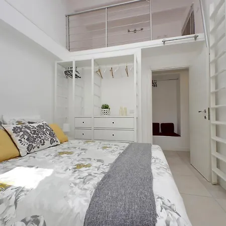 Apartment Castro Pretorio -1st Floor Of Historic Mansion With Lift, Comfortable, Baby Friendly, Bike Parking, Quiet And Guarded Area In Front Of Officers Headquarters 5 Minutes Walk From Termini Railway & Metro Station - Genuine Guest Care In 4 Lang