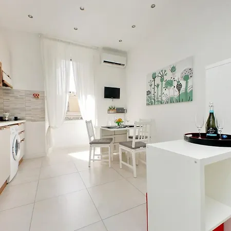 Apartment Castro Pretorio -1st Floor Of Historic Mansion With Lift, Comfortable, Baby Friendly, Bike Parking, Quiet And Guarded Area In Front Of Officers Headquarters 5 Minutes Walk From Termini Railway & Metro Station - Genuine Guest Care In 4 Lang