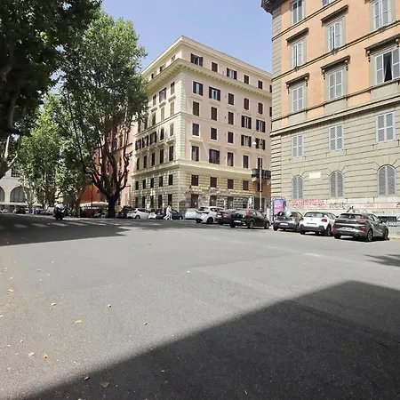 Apartment Castro Pretorio -1st Floor Of Historic Mansion With Lift, Comfortable, Baby Friendly, Bike Parking, Quiet And Guarded Area In Front Of Officers Headquarters 5 Minutes Walk From Termini Railway & Metro Station - Genuine Guest Care In 4 Lang Rom