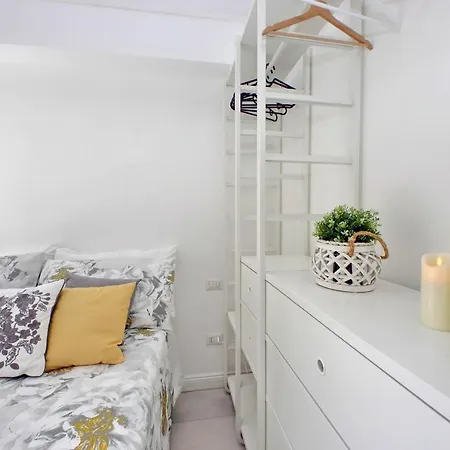 Apartment Castro Pretorio -1st Floor Of Historic Mansion With Lift, Comfortable, Baby Friendly, Bike Parking, Quiet And Guarded Area In Front Of Officers Headquarters 5 Minutes Walk From Termini Railway & Metro Station - Genuine Guest Care In 4 Lang Rom