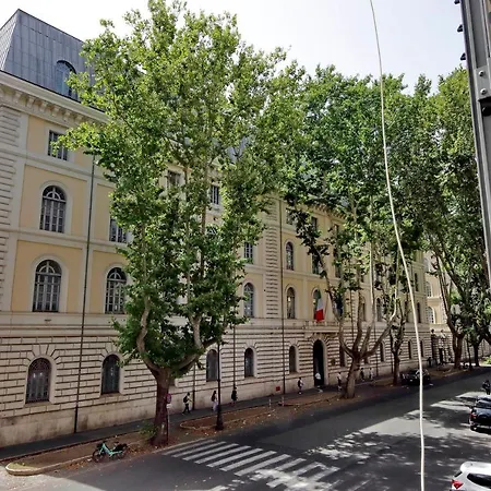 Apartment Castro Pretorio -1st Floor Of Historic Mansion With Lift, Comfortable, Baby Friendly, Bike Parking, Quiet And Guarded Area In Front Of Officers Headquarters 5 Minutes Walk From Termini Railway & Metro Station - Genuine Guest Care In 4 Lang