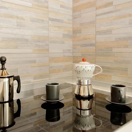 Castro Pretorio -1st Floor Of Historic Mansion With Lift, Comfortable, Baby Friendly, Bike Parking, Quiet And Guarded Area In Front Of Officers Headquarters 5 Minutes Walk From Termini Railway & Metro Station - Genuine Guest Care In 4 Lang Apartment Rom