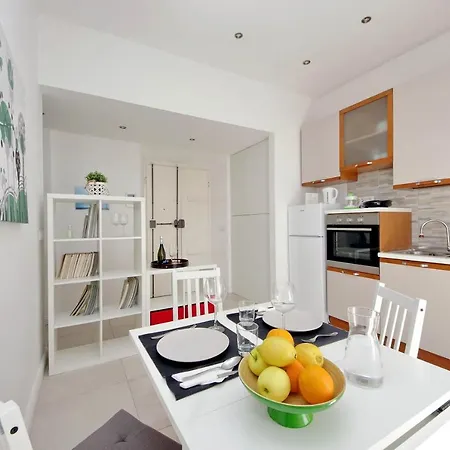 Castro Pretorio -1st Floor Of Historic Mansion With Lift, Comfortable, Baby Friendly, Bike Parking, Quiet And Guarded Area In Front Of Officers Headquarters 5 Minutes Walk From Termini Railway & Metro Station - Genuine Guest Care In 4 Lang Apartment *