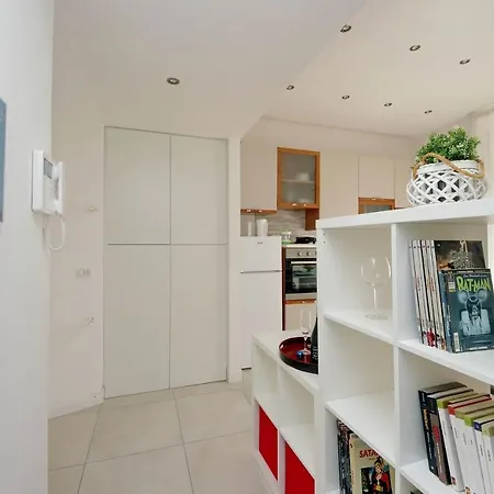 Apartment Castro Pretorio -1st Floor Of Historic Mansion With Lift, Comfortable, Baby Friendly, Bike Parking, Quiet And Guarded Area In Front Of Officers Headquarters 5 Minutes Walk From Termini Railway & Metro Station - Genuine Guest Care In 4 Lang Rom