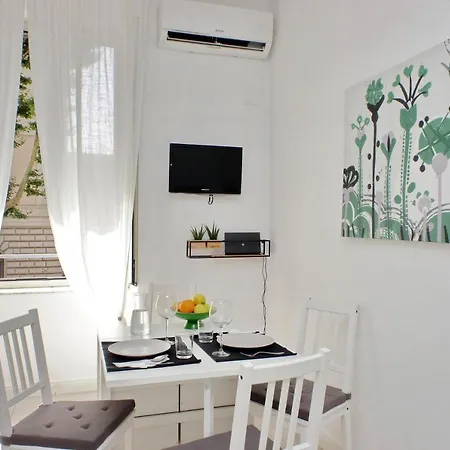 Apartment Castro Pretorio -1st Floor Of Historic Mansion With Lift, Comfortable, Baby Friendly, Bike Parking, Quiet And Guarded Area In Front Of Officers Headquarters 5 Minutes Walk From Termini Railway & Metro Station - Genuine Guest Care In 4 Lang *