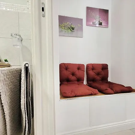 Castro Pretorio -1st Floor Of Historic Mansion With Lift, Comfortable, Baby Friendly, Bike Parking, Quiet And Guarded Area In Front Of Officers Headquarters 5 Minutes Walk From Termini Railway & Metro Station - Genuine Guest Care In 4 Lang *