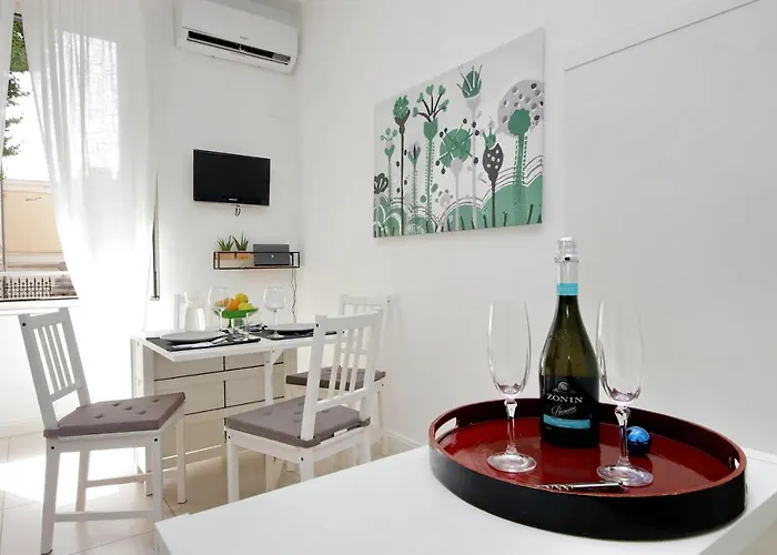 Castro Pretorio -1st Floor Of Historic Mansion With Lift, Comfortable, Baby Friendly, Bike Parking, Quiet And Guarded Area In Front Of Officers Headquarters 5 Minutes Walk From Termini Railway & Metro Station - Genuine Guest Care In 4 Lang Apartamento