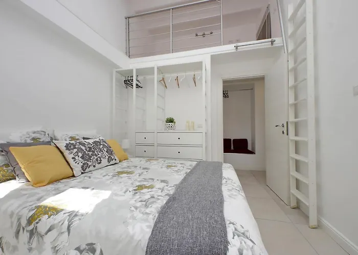 Apartamento Castro Pretorio -1st Floor Of Historic Mansion With Lift, Comfortable, Baby Friendly, Bike Parking, Quiet And Guarded Area In Front Of Officers Headquarters 5 Minutes Walk From Termini Railway & Metro Station - Genuine Guest Care In 4 Lang