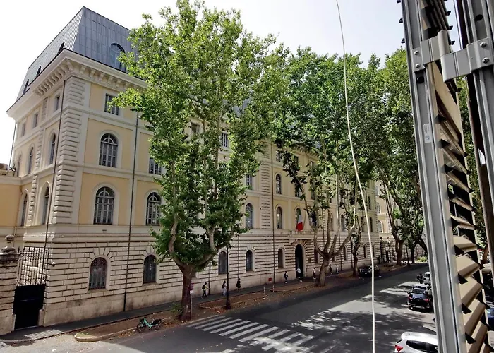 Apartamento Castro Pretorio -1st Floor Of Historic Mansion With Lift, Comfortable, Baby Friendly, Bike Parking, Quiet And Guarded Area In Front Of Officers Headquarters 5 Minutes Walk From Termini Railway & Metro Station - Genuine Guest Care In 4 Lang