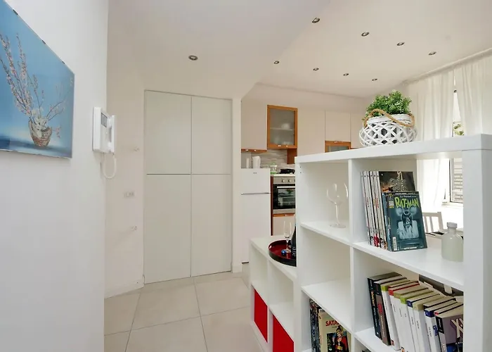 Apartamento Castro Pretorio -1st Floor Of Historic Mansion With Lift, Comfortable, Baby Friendly, Bike Parking, Quiet And Guarded Area In Front Of Officers Headquarters 5 Minutes Walk From Termini Railway & Metro Station - Genuine Guest Care In 4 Lang Roma
