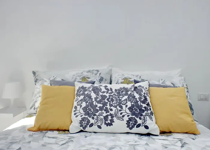 Castro Pretorio -1st Floor Of Historic Mansion With Lift, Comfortable, Baby Friendly, Bike Parking, Quiet And Guarded Area In Front Of Officers Headquarters 5 Minutes Walk From Termini Railway & Metro Station - Genuine Guest Care In 4 Lang Apartamento Roma